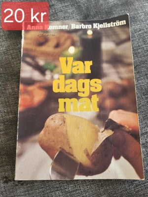 Vardagsmat av Kemner & Kjellström - En bok med titeln 'Vardagsmat' av Anna Kemner och Barbro Kjellström. Omslaget har en bild på en potatis som skalas och texten är i gul färg. Perfekt för dig som gillar matlagning och vill ha inspiration till vardagsrätter. Den e lite skadad på ryggen som man kan se.