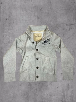 Hollister cardigan - Hollister cardigan  Skick 9/10 Storlek S Pris går att diskuteras 🤝 Hör av er vid frågor:)