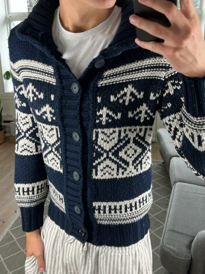 Mönsterstickad Cardigan  - Unik och super trendig! (Första knappen är bruten men inget som syns eller spelar någon roll sålänge man inte vill knäppa upp tröjan helt!) Mått: A:50 B:43 C:40 D:62 (cm) Skriv vid fundering 😇🙌