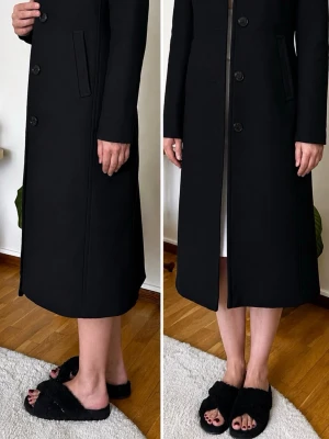 Mango lång svart kappa XS – nypris 2 000 kr - Beskrivning: Säljer en stilren och klassisk lång kappa från Mango.  * Märke: Mango * Färg: Svart * Nypris: 2 000 kr * Skick: Mycket fint skick * Klassisk modell med knappar framtill och sidofickor * Passar perfekt till höst, vinter och vår  Säljs eftersom den inte kommer till användning.  Hämtas i Göteborg eller skickas mot att köparen betalar frakten.