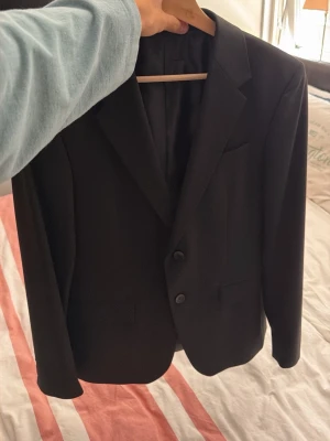 Kavaj - Vintage kavaj, köptes i Italien och är grymt material verkligen så skön men tyvärr blivit för liten. Size medium och skulle säga att den e tts verkligen. Köptes för 3500:- går även att få matchande byxor vid köpet om de önskas.
