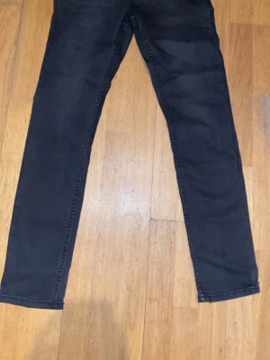 Levis jeans svart slimfit  - Svarta jeans Levis slimfit
