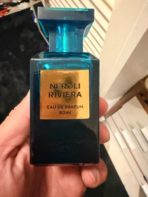 Neroli Riviera Eau de Parfum 80ml - Fräsch parfym i en lyxig, blå glasflaska med guldfärgad etikett. Flaskan rymmer 80 ml och har en elegant, fyrkantig form. Kommer i matchande blå förpackning med gulddetaljer. Perfekt för dig som gillar exklusiva dofter.