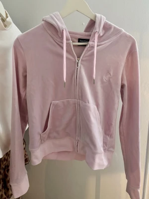 Juicy couture kofta - Säljer en ljusrosa juicy couture kofta i strl M, använd 2 gånger. 