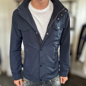 J.lindeberg bailey field jacket - Mycket fint skick, inga defekter. Nypris ca 3500kr. Passar dig som är 175-185cm ungefär. Modellen är 185 cm, 75 kg. Alltid billigare pris vid köp av flera varor‼️🙌Svarar alltid på frågor eller funderingar! 