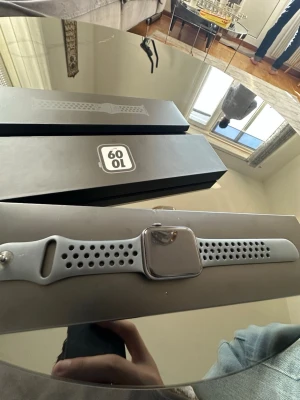Apple watch Nike Series 6 - Säljer min Apple Watch Nike Series 6 den är helt nästan helt ny har endast andvänt ett par gånger. Den är perfekt för dig som gillar teknik och träning. Levereras i originalförpackning. Pris kan diskuteras!