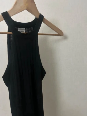 Klänning  - Säljer en jätte fin elegant klänning men jätte skönt och mjukt material från Gina tricot