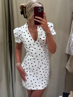 Prickig klänning Zara  - Så snygg slutsåld prickig klänning från Zara med v-ringning och puffärmar 
