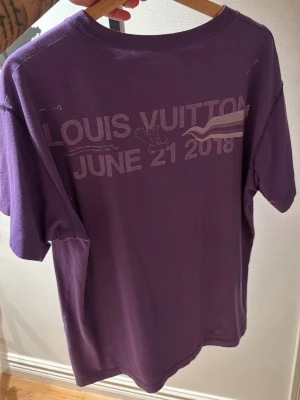 Louis Vuitton - Louis vouitton x virgil abloh tisha i grymt skick och hög efterfrågan, nypris på denna är drygt 6000:- och jag säljer den för mer än 70% nedsatt pris.