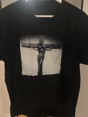 Limitato t-shirt - Svart T-shirt från Limitato med ikoniskt svartvitt fototryck av Terry O'Neill. Väldigt bra skickt förutom ett litet litet hål som inte syns vid användning✅