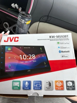 JVC KW-M593BT bilstereo med touchskärm - Säljer en JVC KW-M593BT bilstereo med stor färgpekskärm, stöd för Apple CarPlay och Android Auto, Bluetooth, USB-mirroring och inbyggd mikrofon. Kompatibel med iPhone och har stöd för backkamera. Perfekt för dig som vill uppgradera ljudsystemet i bilen. Den är ny och aldrig använd för den passar inte till min bil
