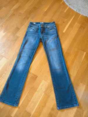 Bootcut Jeans Pepe Jeans - Gråa bootcut Jeans från Pepe Jeans. Storlek: 26/30