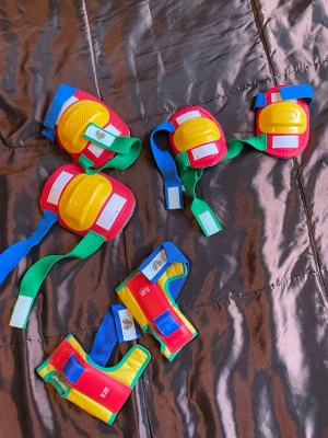 Färgglada skydd för barn - Säljer ett set vintage med färgglada skydd för barn, perfekt till cykling, skateboard eller inlines. Setet innehåller knäskydd, armbågsskydd och handledsskydd i rött, gult, blått och grönt med justerbara kardborreband. Tillverkade i plast och tyg.ålder från 7år och upp till 10