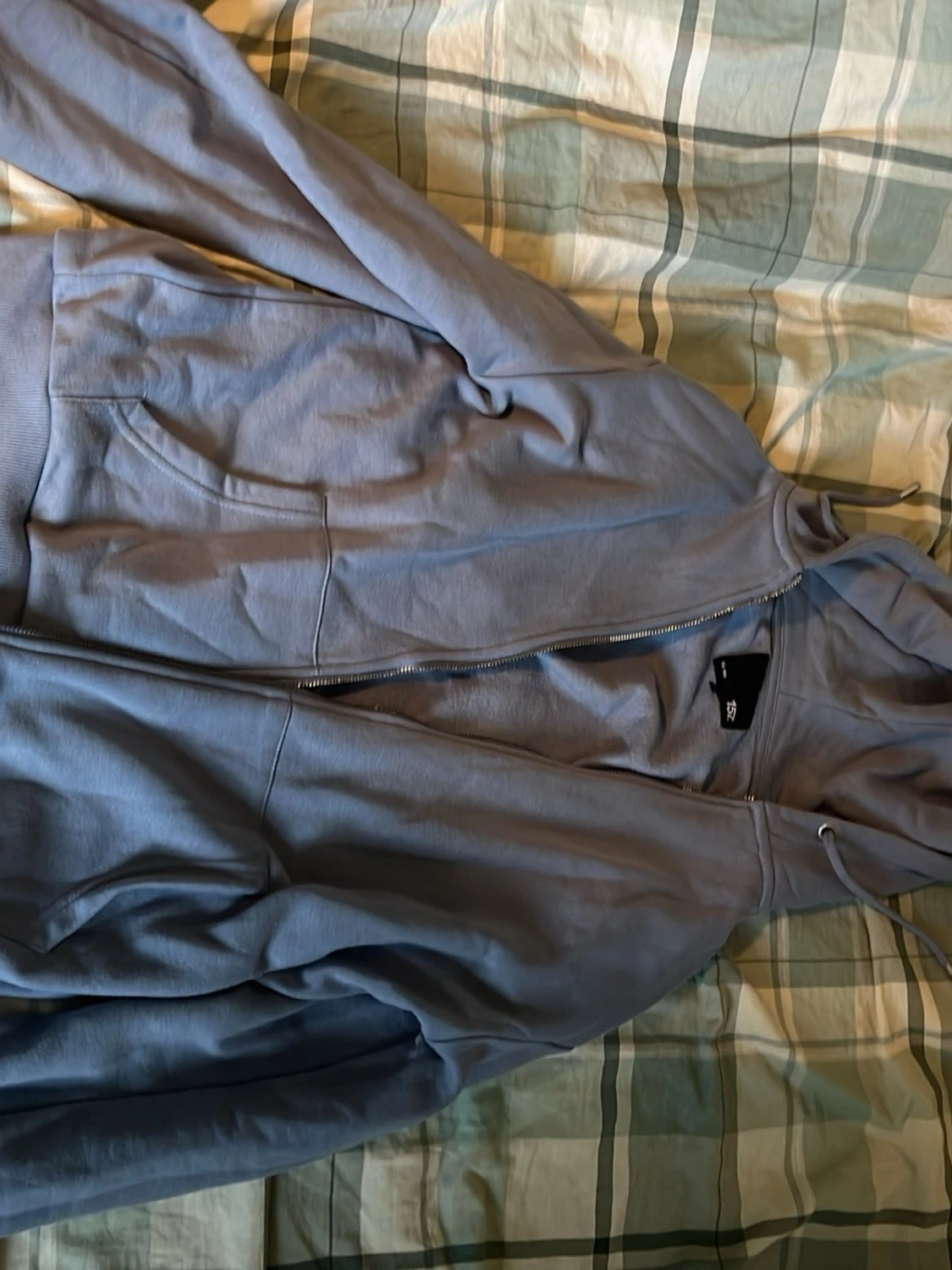 Ljusblå hoodie med dragkedja
