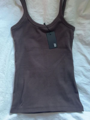 Brunt linne - Helt nytt oanvänt mörkbrunt linne i st XS ifrån Lager 157🤎säljer då jag ångrat mig men hittar ej kvittot så kan ej lämna tbx i butik