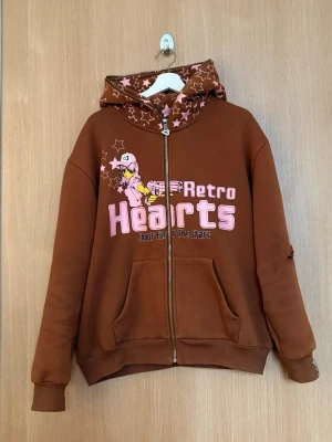 Retro Hearts FullZip - Har skrapats på vänster armbåge (bild 4) men utöver det bra skick. Lite smutsig men behöver bara en tvätt