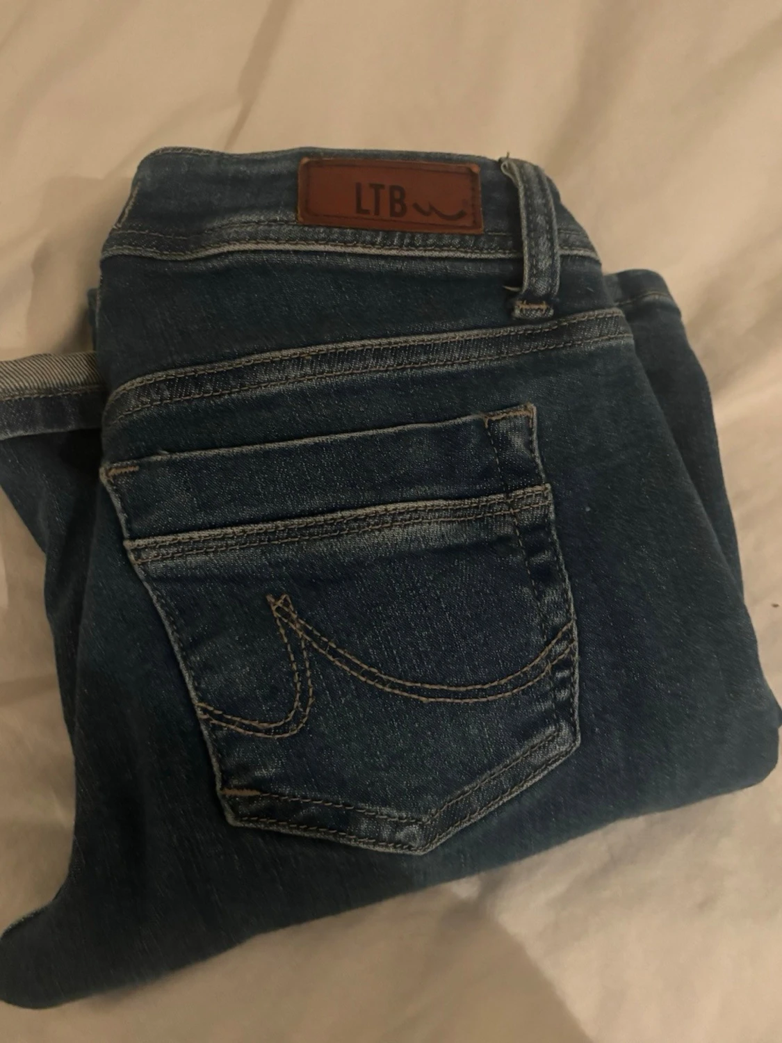 Blå bootcut jeans med kontrastsömmar - 2