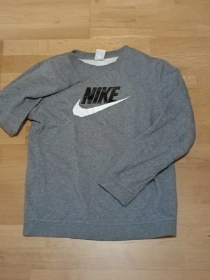 Grå Nike sweatshirt  - Mycket bra skick. Oversized.   158 - 170 cm.         Väldigt skön insida. Skriv för mer information😀