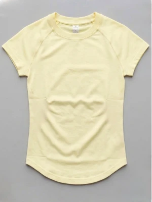 Ljusgul tränings t-shirt - Snygg ljusgul t-shirt med rund hals och korta ärmar. Tillverkad i mjuk bomull med lätt figurnära passform och diskreta sömmar. Passar som XS-S