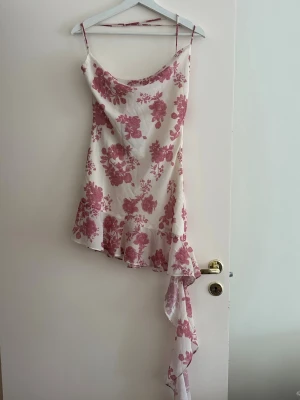 Petite klänning - Säljer ännu en helt oanvänd klänning med lappen kvar från Showpo. Anledningen är att den tyvärr är alldeles för liten och kort för mig (165cm med timglasform) Även om det står stl 36 i skulle jag säga att den passar en XS bäst. Tänk på att plagget är väldigt petite, så är du kring min längd eller har kurvig kroppsform kommer den tyvärr vara för kort! Alla korta girlies passa på o gör ett klipp! Ps kommer inte ta en bild med klänningen på då den inte täcker rumpan på mig, hoppas ni förstår 🫶
