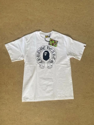 Bape X Chrome Hearts tshirt - Bape x chrome hearts collab t-shirt!! Helt ny tshirt ifrån bape och deras collab med chrome hearts. Tryck på baksidan också som kommer att fånga folks uppmärksamhet. Tags och påse följer med vid köp! Storlek S men passar även M 100% Bomull, så en väldigt luftig och skön T-Shirt! Och snygg