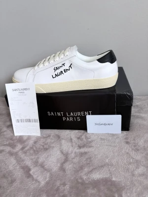 Saint Laurent skor - Säljer dessa riktigt feta Saint Laurent skorna nu! De här skorna är hur snygga som helst nu till sommaren! OG tillkommer vid köp beroende på pris! Hör av er vid minsta fundering! Mvh Quadra closet!😊🤝