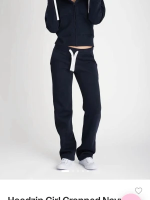Russemerch cropped - Önskar byta mot en unisexmodell i storlek XS, helst mörkblå då jag köpte fel modell. Cropped modellen är helt slutsåld på hemsidan. Hör av dig om det skulle låta intressant !! 😽KÖP EJ DENNA ANNONS TACK 🙏🏼