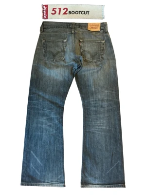 Levi Jeans 512 Bootcut - Levi jeans, 512 bootcut, 33x30, 43cm midja, 103cm längd, 75cm innerben och 24cm ben öppning. 7/10 har en gren lagning vid fickan ish. 