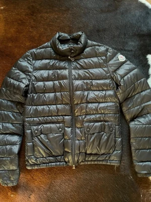 Moncler jacka  - Snygg jacka från moncler. Vill bli av med jackan eftersom den aldrig kommit till användning. Köpte av en annan här på Plick. Jackan är äkta💕
