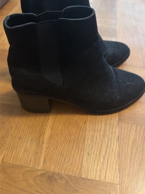 Skor från Bershka storlek 37 - I fint skick  lite dammiga men det kan man bara ta bort storlek 37 