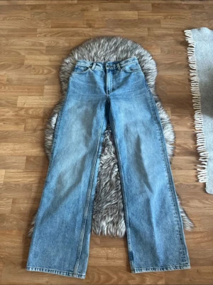 Monki jeans  - Monki jeans perfekt för en snygg höst outfit, jag tror det är storlek S men de står 25, fattar inte vilken storlek 
