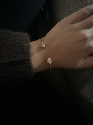 Caroline Svedbom armband  - Säljer mitt fina armband från Caroline Svedbom,köptes runt jul men ärni super bra skick ändå!💕
