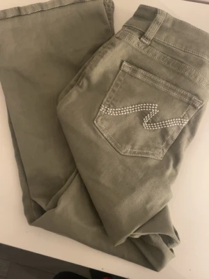 Nelly stitch jeans - Säljer nu mina stitch jeans då dem tyvärr inte  kommer till användning. Använda 2 gånger endast. Storlek S. Priset kan diskuteras! 
