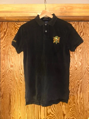 Vintage Polo Ralph Lauren - Säljer en Vintage                            Polo Ralph Lauren                           1990-talet  Svart färg  Storlek S:   Axelbredd: 46 cm   Längd från hals till botten: 65 cm   Bröstmått: 50 cm