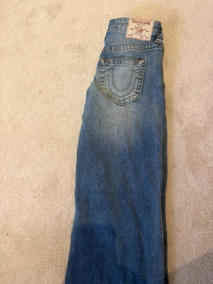Blåa baggy  jeans True Religion - Säljer ett par blåa baggy (Bobby) jenas från true religion,storlek 23, väldigt bekväma och användt en del men de märks inte på Jeansen. Pris kan diskuteras💓💓💓💓