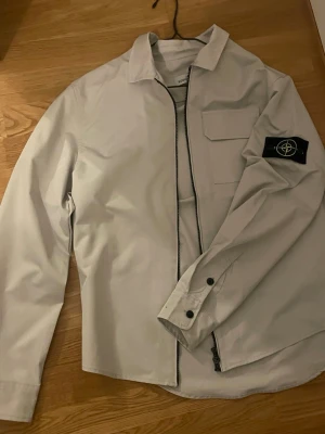 Vit overshirt från Stone Island - Storlek M, mycket bra skick 