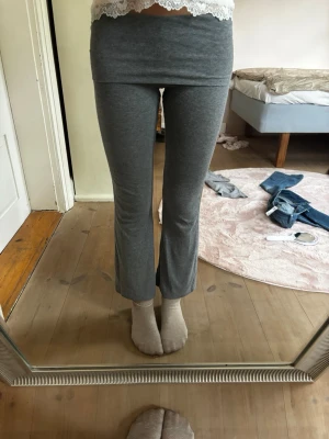 Fin byxor - Fina byxor från Gina. För korta på mig som man kan se. Jag är ca 170 cm. Storlek 146/152. Lite använda. 