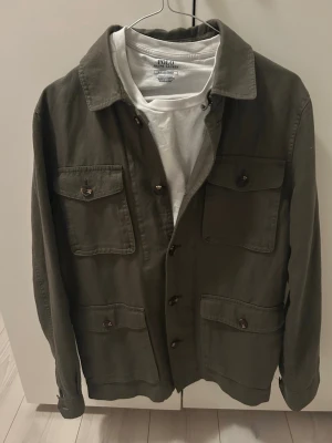 Grön Overshirt - (NYTT SKICK!) Otroligt stilig overshirt. Kan has över en vanlig tröja/t shirt, hoddie eller annat. Stilren och fin färg, passande till sensommaren och hösten som kommer. Storlek S, snabbt köp-bättre pris!