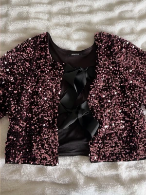 Rosa paljettkofta från Gina Tricot - Glittrig kort kofta från Gina Tricot täckt med rosa paljetter. Perfekt för dig som vill sticka ut och addera lite extra bling till din outfit<3