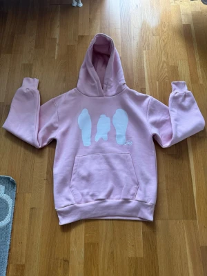 Ljusrosa hoodie från jbjclothing - Säljer en ljusrosa hoodie från jbjclothing över fet hoodie funkar för allt! Kommer 100% sticka ut med denna. Helt ny oanvänd! Fraktar inom 24h