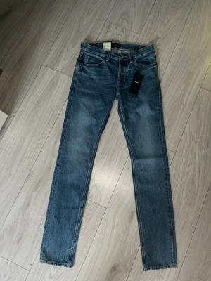 Neuw jeans  - Säljer ett par blåa neuw jeans. Storlek 31/34. Model:IGGY SKINNY FIGHTER. Passform: SKINNY TAPERD.Original pris 1399 kr. Helt oanvända och taggen kvar. Pris går att diskutera🤝