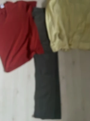 Gul skjorta från Zara slim fit - Snygg gul skjorta från Zara i slim fit-modell. Skjortan har klassisk krage och knappar framtill. Perfekt för dig som vill ha en stilren och fräsch look. Tillverkad i ett lätt material som passar bra till olika outfits.HMGrön grå jeans 30.30 Zara. Rostfärgad Piké i S 