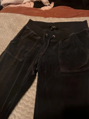Juicy Couture  - Svarta Juicy byxor i bra skick. Är ej använda