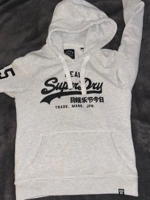 Superdry hoodie - Superdry| Hoodie|Xs|Grå|Bredd 45|längd 57| inga defekter|som ny|