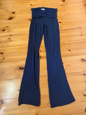 Yoga pants - Yoga pants från Gina tricot. Fint skick bortsätt från att dom är lite söndertrampade bak. Se bild! 