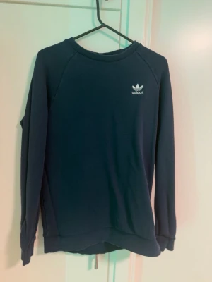 Adidas marinblåa sweater strl S - Inga skador eller fläckar bra skick strl S