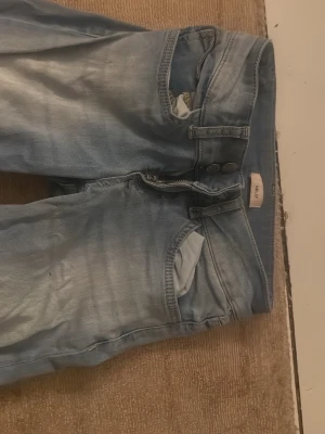 Ripped jeans - Säljer ett par jeans som inte kommer till användning, skit snygga Nelly jeans low waist med hål💕PRIS KAN DISKUTERAS