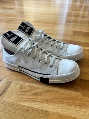 Rick Owen x converse drkstar - Hej säljer dessa vita converse x Rick Owen, mycket bra skick. Storlek 43