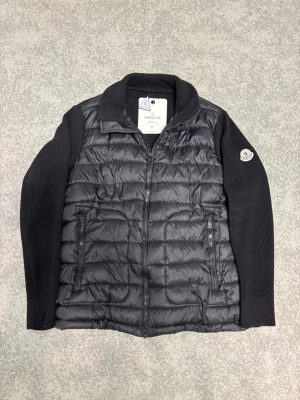 Moncler cardigan  - Använd fåtal gånger. Inga skador. Är liten i storlek.
