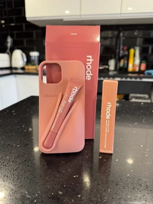 Rhode mobilskal och lipgloss - Färg: toast, passar iphone 13 , 14  och 15 helt nytt & oanvänt! 